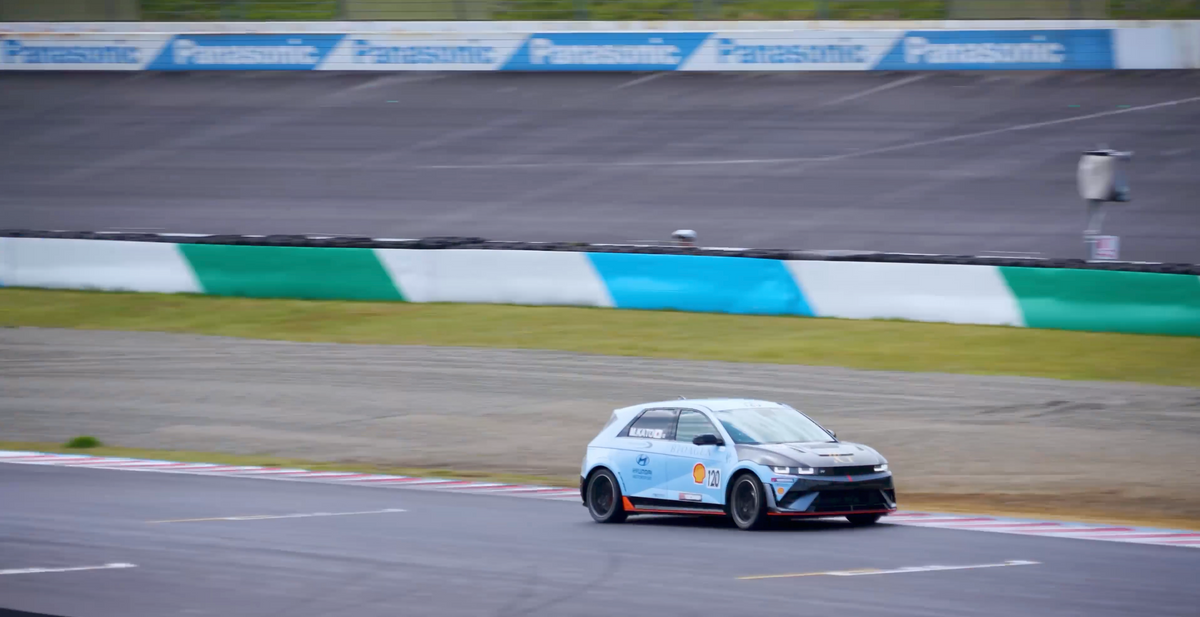 サーキットを走行する車