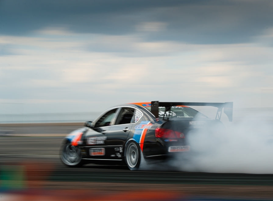 ドリフト走行するスポーツカー
