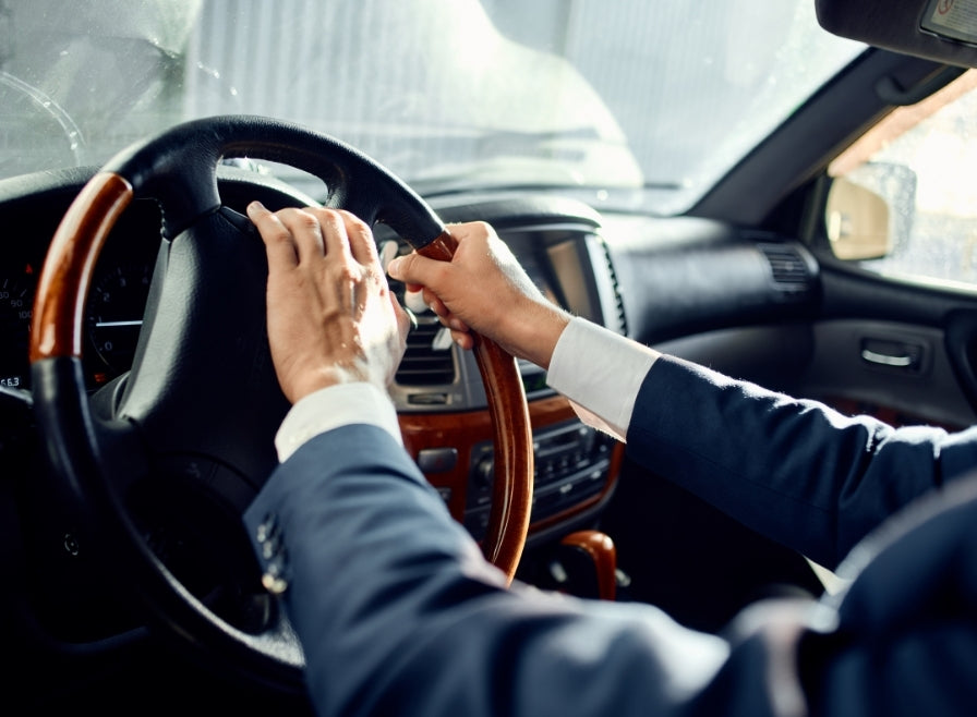 車を運転する男性の手元