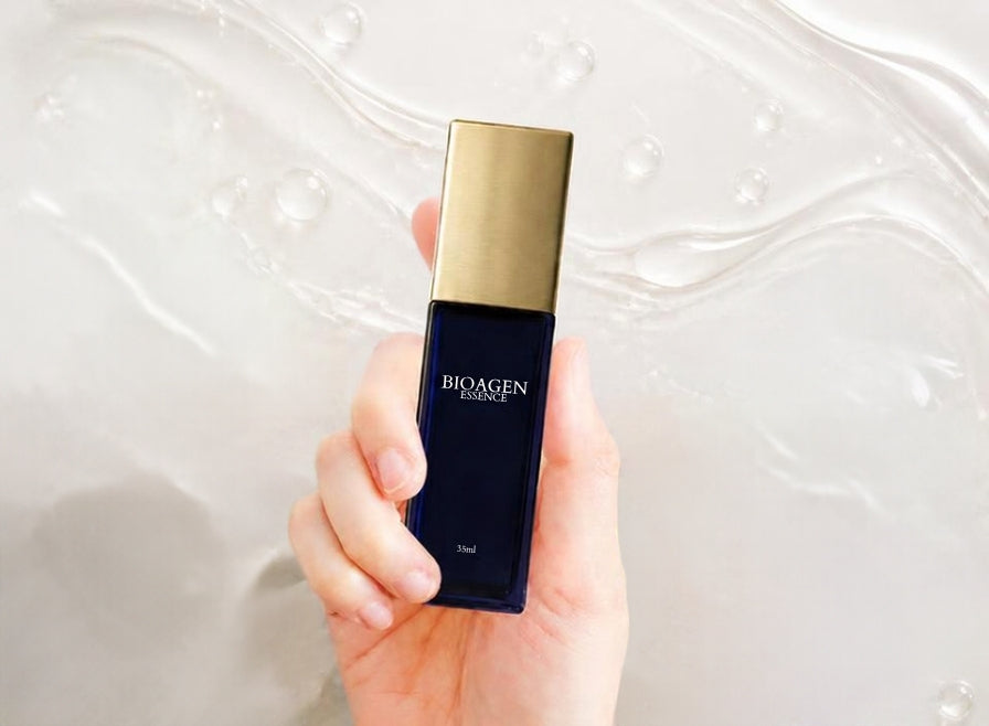 ESSENCE エッセンスのボトルを手に持つ様子