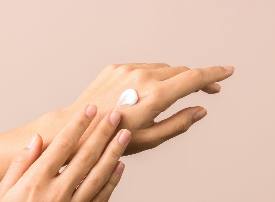 FACIAL CREAM フェイシャルクリームを手の甲にのせた様子