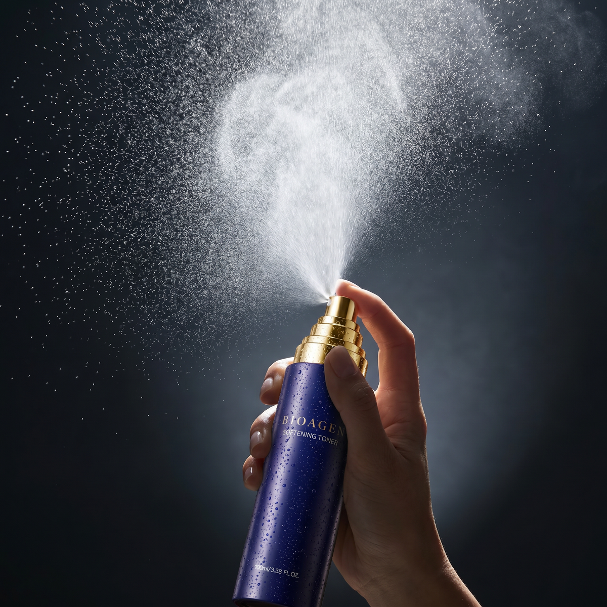 SOFTENING TONER ソフニングトナーをミストで吹きかける様子