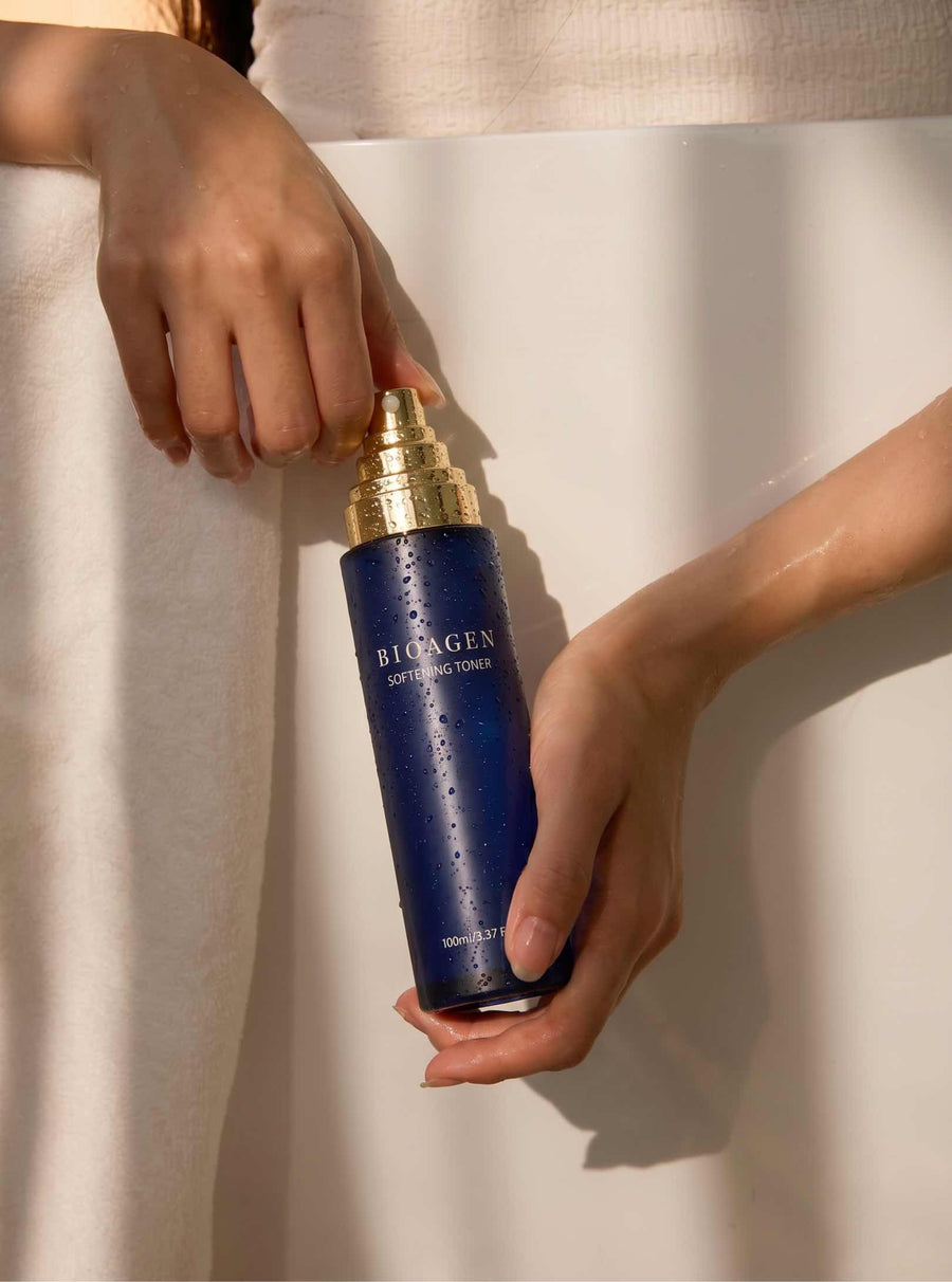 SOFTENING TONER ソフニングトナーのボトルを手に持つ様子